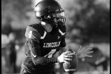 Adam Massman, quarterback de 17 años de una preparatoria de Wisconsin, murió después de resultar gravemente lesionado durante un partido de futbol americano.