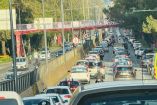 Congestión vehicular y filas de autos en Circuito Interior durante la mañana del regreso a clases.