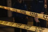 Oficiales con armas largas vigilan un edificio de departamentos en el centro de Minneapolis.