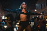 Miley Cyrus en el video Bass Persuades