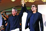 Liam Gallagher and Noel Gallagher posan en la alfombra roja de la premier del documental Oasis: Don't Look Back In Anger