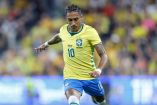 Raphinha portando la camiseta número 10 de la Selección de Brasil durante un partido internacional.