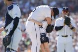 Justin Verlander abraza a su hija Genevieve antes de abandonar el montículo por última vez.