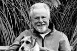 TOULECO VALENTINE CHAPUIS / PETER MAY EST UN ECRIVAIN ECOSSAIS NATURALISE FRANCAIS DEPUIS 2016 QUI EST INSTALLE DANS LE LOT AU VILLAGE DE BETAILLE / IL EST L AUTEUR D UNE TRILOGIE POLICIERE DONT L INTRIGUE SE DEROULE A PEKIN / AUTEUR LIVRE LITTERATURE