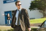 Matthew Perry camina al aire libre con traje oscuro y lentes de sol. Netflix estrenará un documental sobre el actor de Friends.