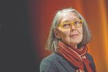 Anne Carson recibió la llamada donde le avisaron que ganó el Nobel de Literatura en su casa en Islandia.
