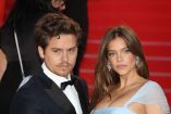 Barbara Palvin posa con su hija recién nacida y Dylan Sprouse