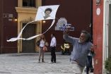 El artista plástico Francisco Toledo creó papalotes en 2014; incluyó la cara de los 43 normalistas de Ayotzinapa, Guerrero.