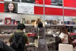 El stand de la editorial Vaso Roto anunció la venta de los libros de Anne Carson, Premio Nobel de Literatura 2026.