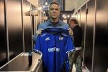 Los Gallos de Querétaro le obsequiaron un jersey del equipo emplumado a Robbie Williams
