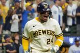 William Contreras reacciona después de conectar un imparable productor en la victoria de los Brewers.