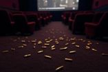 Imagen del interior de una sala de cine con casquillos de bala en el suelo, ilustrando el lugar donde ocurrió la tragedia que cobró la vida de un menor en Iztapalapa.