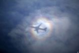 8 de noviembre.- El sol proyecta un efecto de sombra y halo espectral en las nubes sobre un avión que sale de Tel Aviv, Israel en su camino a Ginebra, Suiza.