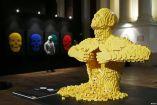25 de noviembre.- La obra de arte titulada "Amarillo", que está hecha de ladrillos de Lego, se ve junto a otra obra de arte de Lego titulada "Skulls", durante la "The Art of the Brick" exposición en la Bolsa de Bruselas, Bélgica.