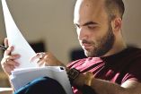 Roberto Saviano es un hombre amenazado, cuya cabeza tiene precio. La mafia italiana lo condenó desde la aparición de su libro Gomorra. Hoy vive escoltado las 24 horas del día.