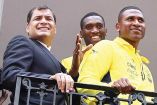 El lunes pasado el presidente Rafael Correa Delgado abanderó a la selección de Ecuador. Foto: AP
