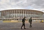 Soldados del ejército vigilan los alrededores del Estadio Nacional Mané Garrincha. Foto: AFP