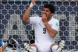 Suárez podría perderse el juego de octavos con su selección (Reuters)