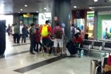 Mexicanos varados en el aeropuerto de Recife, afirman que fueron defraudados (Foto @danteomana)