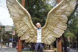 El diseñador y editor belga Olivier Dubois, listo para volar, en el camellón de Paseo de la Reforma. Foto: Omar Flores