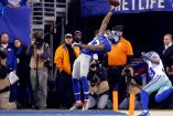 El receptor se mantuvo en carrera y pegó un brinco en pos del balón, arqueó su cuerpo y, con la mano derecha, tomó el balón para caer en la zona de TD (Reuters)
