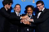 El mexicano Alejandro González Iñárritu recibe su premio al Mejor Guión por 'Birdman', junto a los argentinos Armando Bo, Alexander Dinelaris y Nicolas Giacobone. (Reuters)