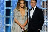 Jennifer Lopez consultó a Jeremy Renner: "¿Quieres que lo abra? (el sobre sellado con el ganador) Yo tengo las uñas...", a lo que el actor contestó de manera espontánea: "Sí, y también tienes los globos...". (AP)