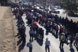 Integrantes de la Coordinadora marcha hacia el centro de la ciudad, después de que se confirmara la muerte de un profesor.