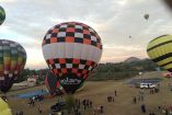 Un espectáculo multicolor se lleva a cabo en Teotihuacán en el marco del Encuentro Nacional de Globos Aerostáticos 2015. Foto: Ángeles Velasco