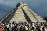 Los turistas observaron el fenómeno astronómico por medio del cual, el dios maya Kukulcán desciende convertido en sombra de serpiente