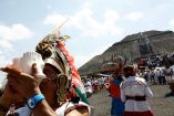 Miles de visitantes acuden a la zona arqueológica de Teotihuacán a recibir la entrada de la primavera. Foto Cuartoscuro