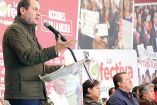 En el Deportivo Tultitlán, el gobernador mexiquense Eruviel Ávila otorgó paquetes alimentarios y tarjetas La Efectiva. Foto: Especial