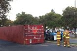 Un tráiler que transportaba un contenedor de varias toneladas de peso cayó sobre la avenida Rabaul al cruce con Prolongación Nueces. Foto Arturo García