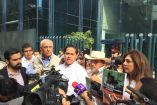 Hipólito Mora (de sombrero) y los otros candidatos de Movimiento Ciudadano, en su protesta frente a la sede de la PGR en la Ciudad de México