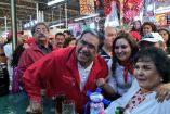 La actriz y candidada a una diputación federal recorrió el mercado Martínez de la Torre con las aspirantes a la delegación Cuauhtémoc. Foto @MauricioLopezV