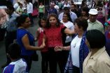 Clara Brugada recorrió calles de la delegación Iztapalapa. 