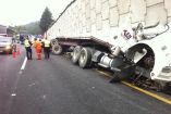 El chofer de un tráiler resultó lesionado tras accidentarse sobre la autopista México-Toluca. Foto Arturo García