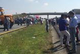 Los quejosos se postraron en la autopista México-Tulancingo, en la entrada de Nopatepec, en ambos sentidos, donde atravesaron un vehículo y colocaron piedras para impedir el paso de los automovilistas.