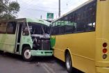 Dos unidades de transporte público chocaron de frente sobre la calle Veracruz y la México-Toluca.
