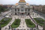 Cientos de personas hacen largas filas para poder entrar al Palacio de Bellas Artes donde se exhibe las muestras "Leonardo da Vinci y la idea de la belleza" y "Miguel Ángel Bounarroti. Un artista entre dos mundos". Foto Notimex