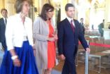 El presidente Enrique Peña, con la alcaldesa de París, Anne Hidalgo, quien le hizo entrega de la Medalla de la Ciudad de París