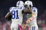 El receptor Andre Johnson celebra uno de los touchdowns con Matt Hasselbeck, quien volvió a sustituir a Andrew Luck (AP)