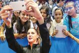 La campeona canadiense Isabela Onyshko tomó una selfie con las pequeñas gimnastas mexicanas. Foto: Luis Enrique Olivares