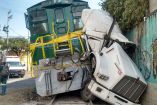 La cabina del tráiler quedó destrozada al intentar ganarle el paso al tren en Avenida Ceylán. Foto: José Antonio Berjano