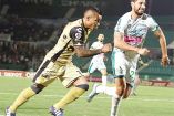 Los Dorados van en picada. El principio del torneo en Chiapas no fue  lo mejor. Aquí Morelo trata de zafarse la marca de Insaurralde. Foto: Mexsport