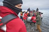 Integrantes de la Cruz Roja y otros voluntarios ayudan a los migrantes y refugiados a desembarcar de una lancha inflable después de cruzar el mar Egeo de Turquía a la isla griega de Lesbos. Foto: AP