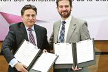 PACTO. Los consejeros presidentes del IEDF, Mario Velázquez (izq), y del INE, Lorenzo Córdova, muestran el convenio firmado ayer.  Foto: Notimex