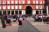 Aficionados del PSV humillan a mujeres al arrojarles dinero en la Plaza Mayor de Madrid (Captura de pantalla)