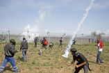  La policía lanzó gas lacrimógeno durante los enfrentamientos entre migrantes en la frontera entre Grecia y Macedonia. Foto: Reuters