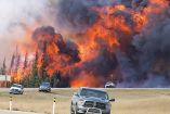 Un violento incendio forestal se expandía ayer rápidamente en Canadá, ayudado por los cálidos vientos que avivaban las llamas en el corazón de la región energética de la provincia de Alberta, obligando al cierre de la actividad en los principales yacimientos de arenas bituminosas del país. Foto: AP